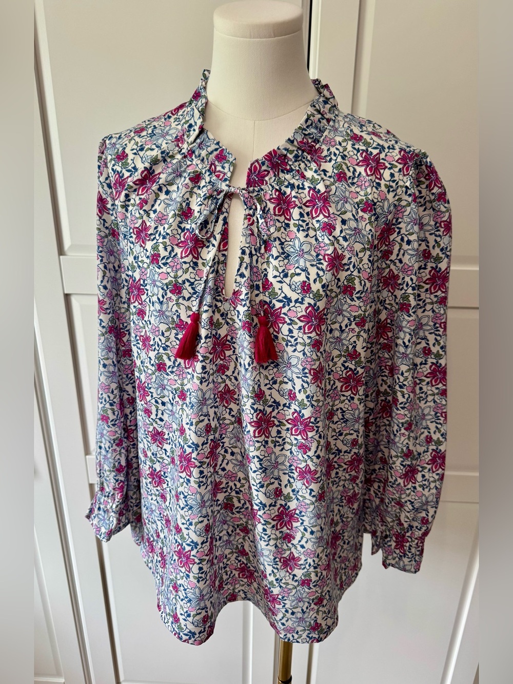 Vineyard Vines Floral Tassel Tie Blouse w Ruffle Neck Pink and Blue Flowers Med.